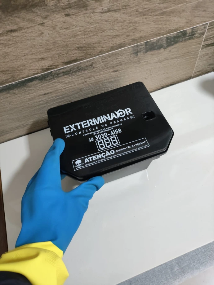 Desratização ou controle de roedores através de porta iscas identificados. A forma mais segura de proteger o seu ambiente contra ratos (camundongos, ratos de telhado e ratazanas) sem causar perigo a pets e crianças. As iscas nesse recipiente vão trancadas, permitindo o acesso apenas aos ratos.